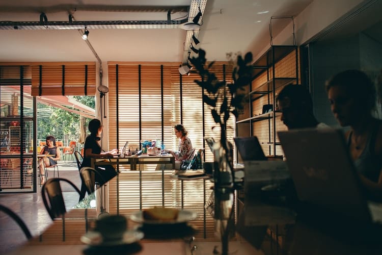 Quels sont les avantages de travailler dans un espace de coworking ?